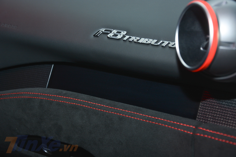 Thay đổi mạnh dạn nhất của si&ecirc;u xe Ferrari F8 Tributo so với đ&agrave;n anh ch&iacute;nh l&agrave; trước mặt ghế phụ c&oacute; th&ecirc;m m&agrave;n h&igrave;nh cảm ứng 7 inch