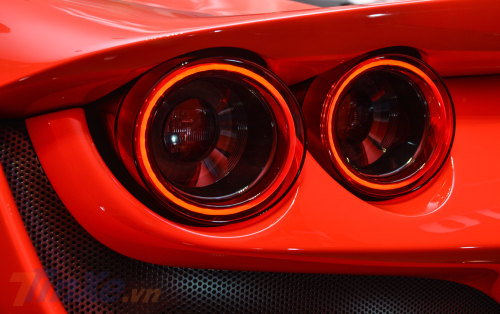 Phần đu&ocirc;i xe của Ferrari F8 Tributo đ&aacute;nh dấu sự trở lại của cụm đ&egrave;n đ&ocirc;i cổ điển nh&agrave; ngựa chồm. Đ&egrave;n hậu n&agrave;y thiết kế bắt mắt