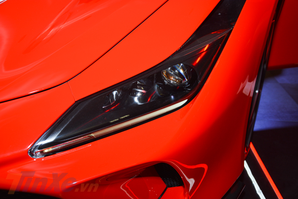 Cận cảnh đ&egrave;n pha LED của Ferrari F8 Tributo