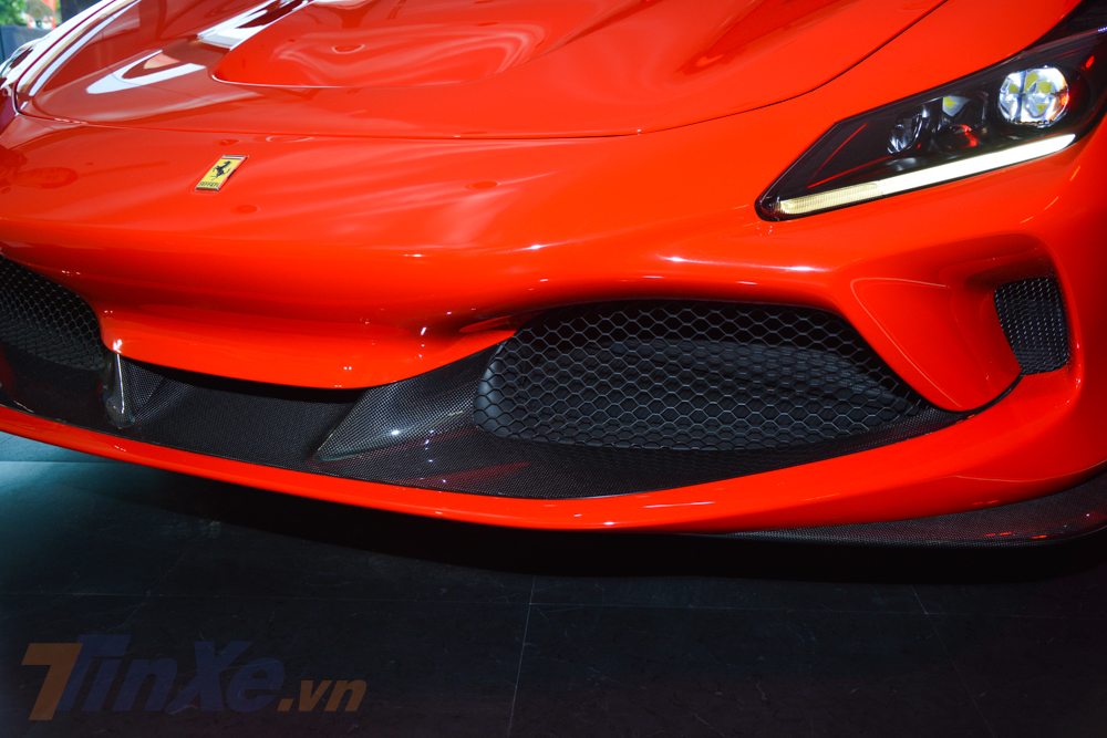 hốc gi&oacute; S-Duct tr&ecirc;n Ferrari F8 Tributo đ&atilde; được h&atilde;ng si&ecirc;u xe &Yacute; thiết kế lại gi&uacute;p tăng lực &eacute;p xuống mặt đường th&ecirc;m 15% so với đ&agrave;n anh 488 GTB