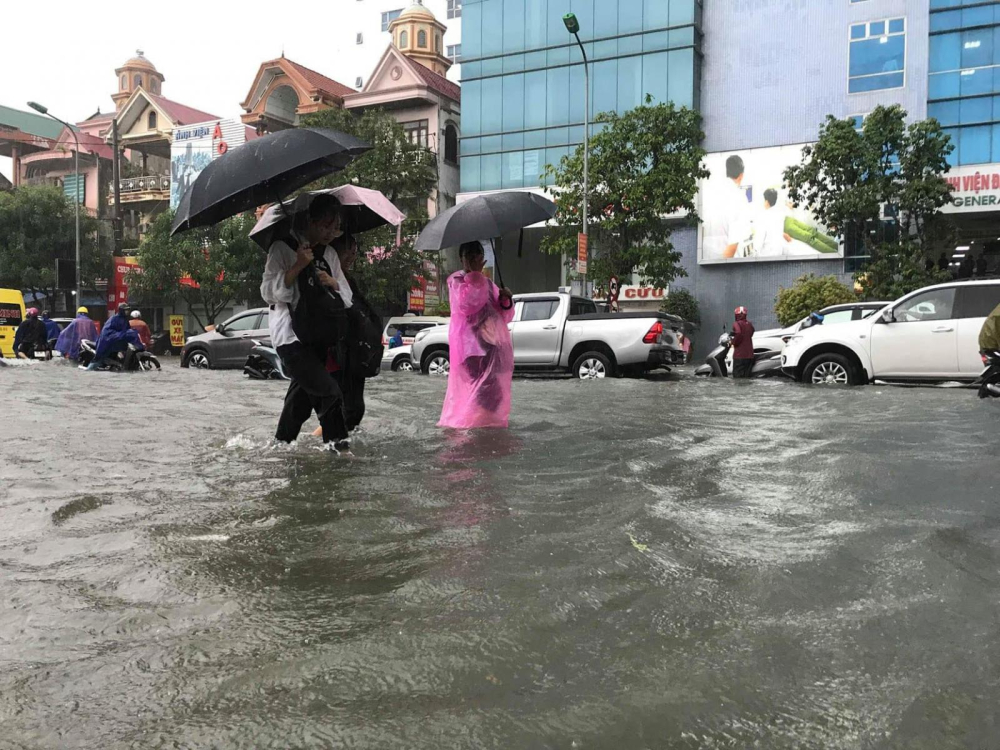 Nhiều cơn mưa lớn liên tục dẫn đến tình trạng ngập lụt trên nhiều tuyến đường của TP Vinh