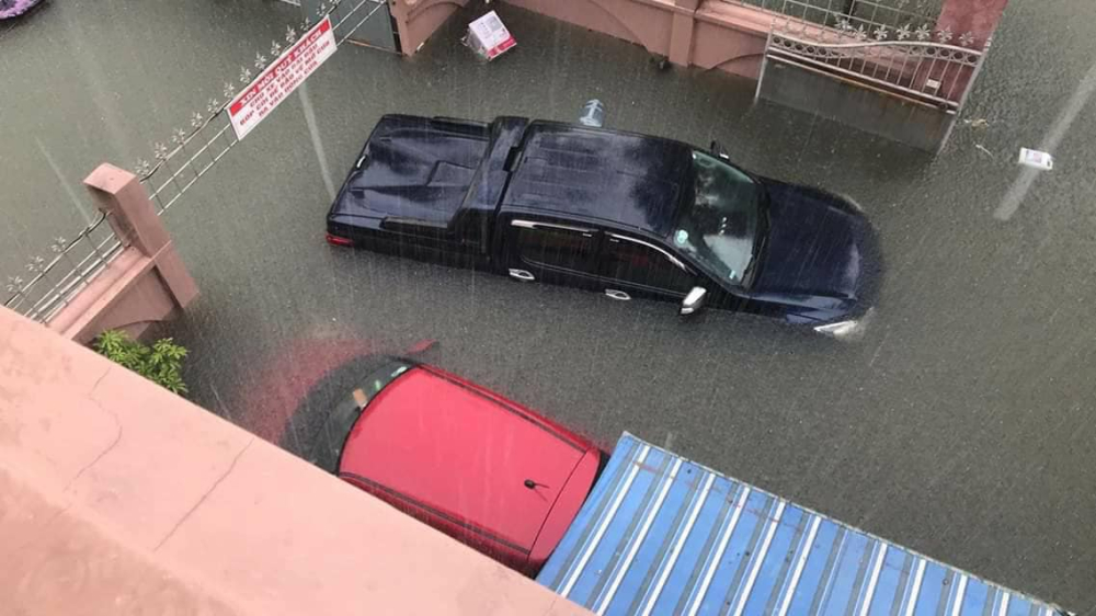 Hai xe ô tô bị ngập sâu trong nước