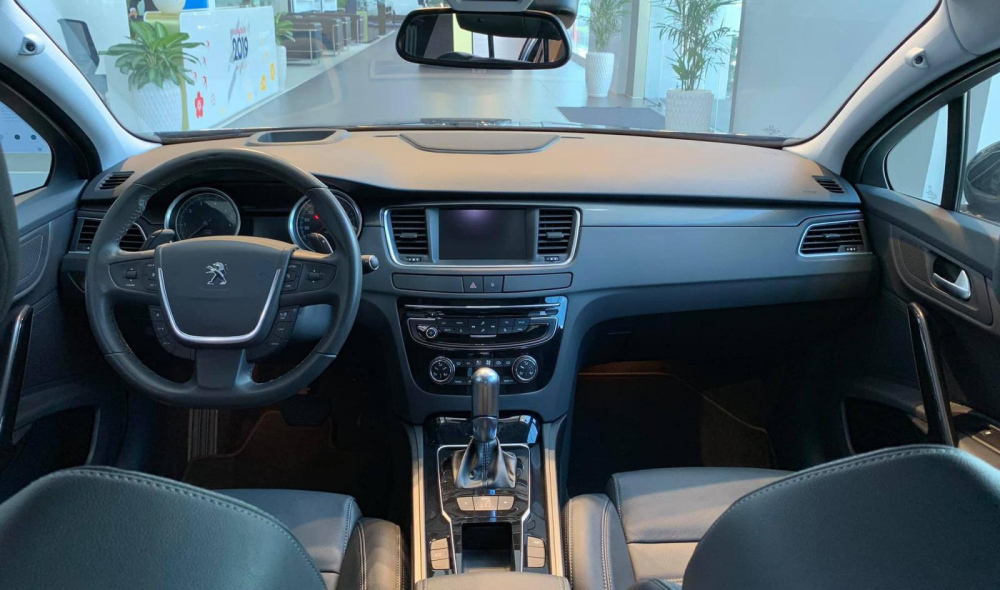 Nội thất của Peugeot 508 có phần hơi “cổ điển”, không bằng các đối thủ khác Nội thất của Peugeot 508 có phần hơi “cổ điển”, không bằng các đối thủ khác