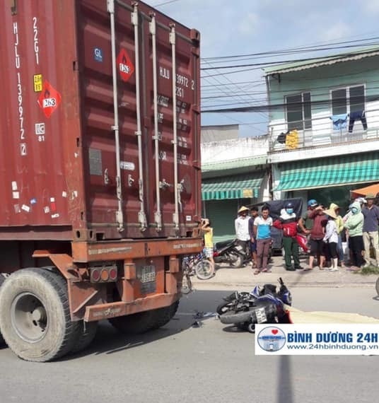 Hiện trường vụ tai nạn chết người tại Bình Dương (Ảnh: 24hbinhduong) Hiện trường vụ tai nạn chết người tại Bình Dương (Ảnh: 24hbinhduong)