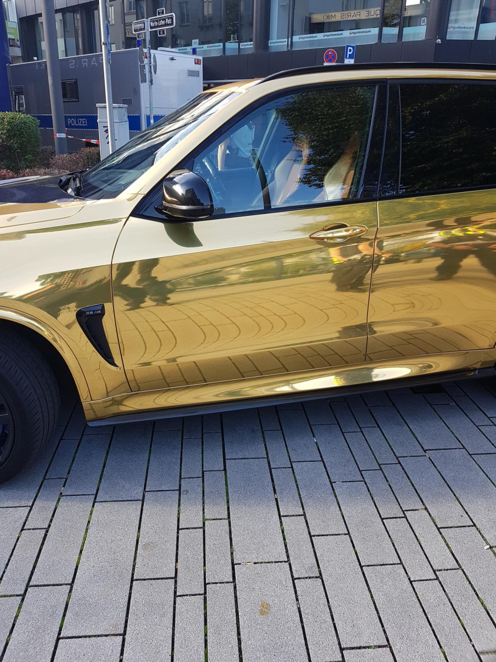 Chiếc BMW X5 M dán đề-can mạ crôm vàng