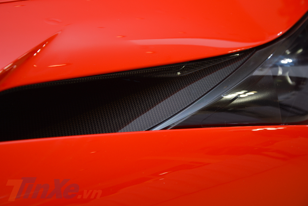 Hốc gió làm mát bằng carbon trên đèn pha của Ferrari F8 Tributo Hốc gió làm mát bằng carbon trên đèn pha của Ferrari F8 Tributo