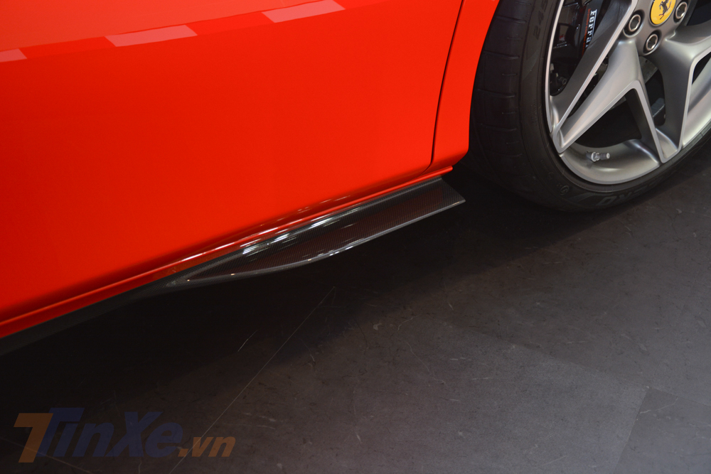 Nẹp sườn bên hông bằng carbon của Ferrari F8 Tributo Nẹp sườn bên hông bằng carbon của Ferrari F8 Tributo