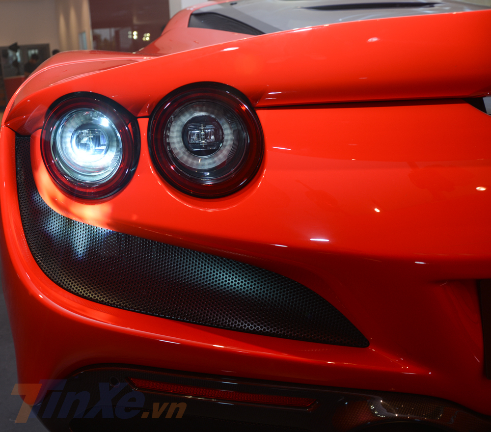Đèn pha đôi của siêu xe Ferrari F8 Tributo và phía dưới là lưới tản nhiệt Đèn pha đôi của siêu xe Ferrari F8 Tributo và phía dưới là lưới tản nhiệt