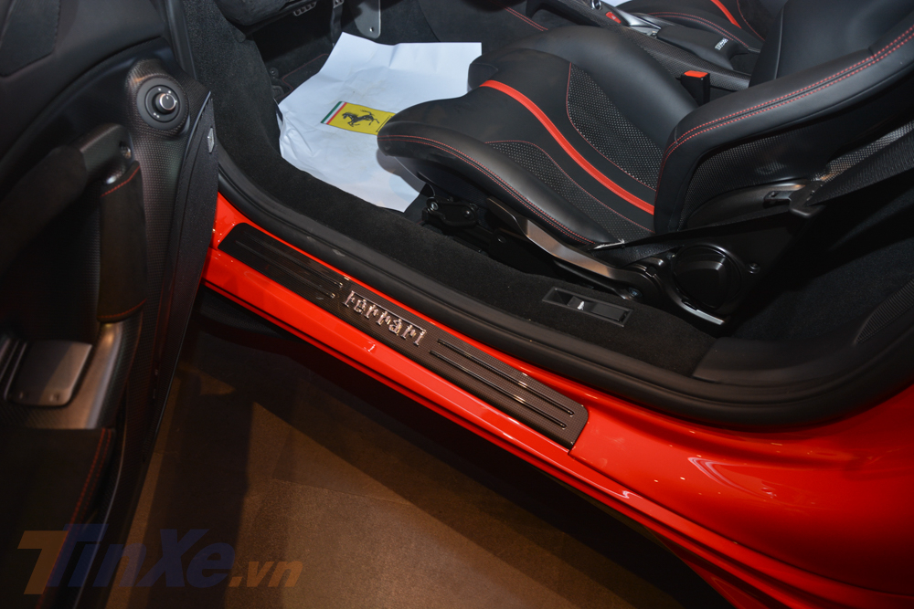 Mở cửa khách hàng của Ferrari F8 Tributo được chào đón với bậc cửa carbon Mở cửa khách hàng của Ferrari F8 Tributo được chào đón với bậc cửa carbon
