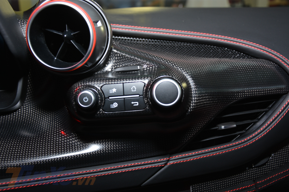 Nội thất siêu xe Ferrari F8 Tributo ốp nhiều carbon hơn so với Ferrari 488 GTB Nội thất siêu xe Ferrari F8 Tributo ốp nhiều carbon hơn so với Ferrari 488 GTB