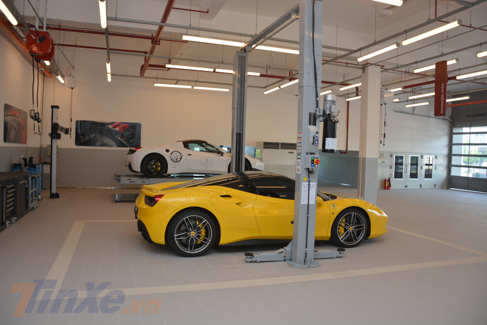 Trong buổi khai trương đại lý Ferrari đã qua sử dụng ở Việt Nam, khu vực xưởng dịch vụ có cặp đôi siêu xe Ferrari 488 GTB màu vàng và Ferrari 458 Spider màu trắng làm công tác demo