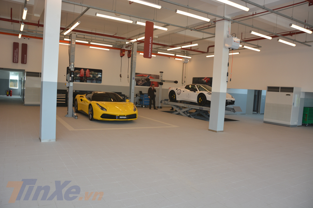 Vào sáng ngày 16 tháng 10 năm 2019, hãng Ferrari đã chính thức đặt chân vào dải đất hình chữ S với việc mở ra Trung tâm dịch vụ và bán xe Ferrari đã qua sử dụng