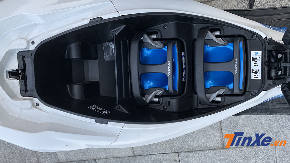 Cốp xe Honda PCX Electric khá hẹp do phải nhường không gian để 2 viên pin Lithium. Cốp xe Honda PCX Electric khá hẹp do phải nhường không gian để 2 viên pin Lithium.
