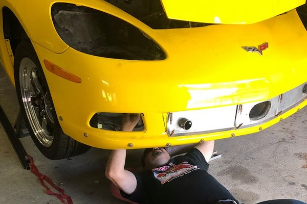 Hiện tại anh ấy đang chuẩn bị một chiếc Chevrolet Corvette 2008 để lập kỷ lục mới d&agrave;nh cho người m&ugrave;