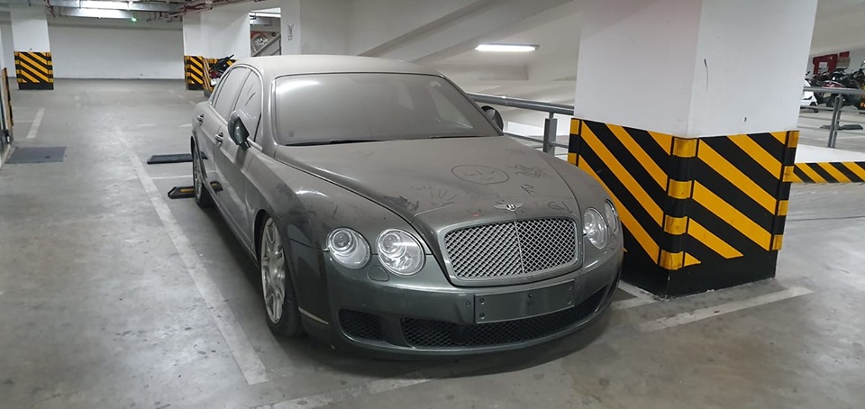 Th&ecirc;m một xe si&ecirc;u sang Bentley bị chủ bỏ rơi khiến ngoại thất đ&oacute;ng bụi d&agrave;y đặc