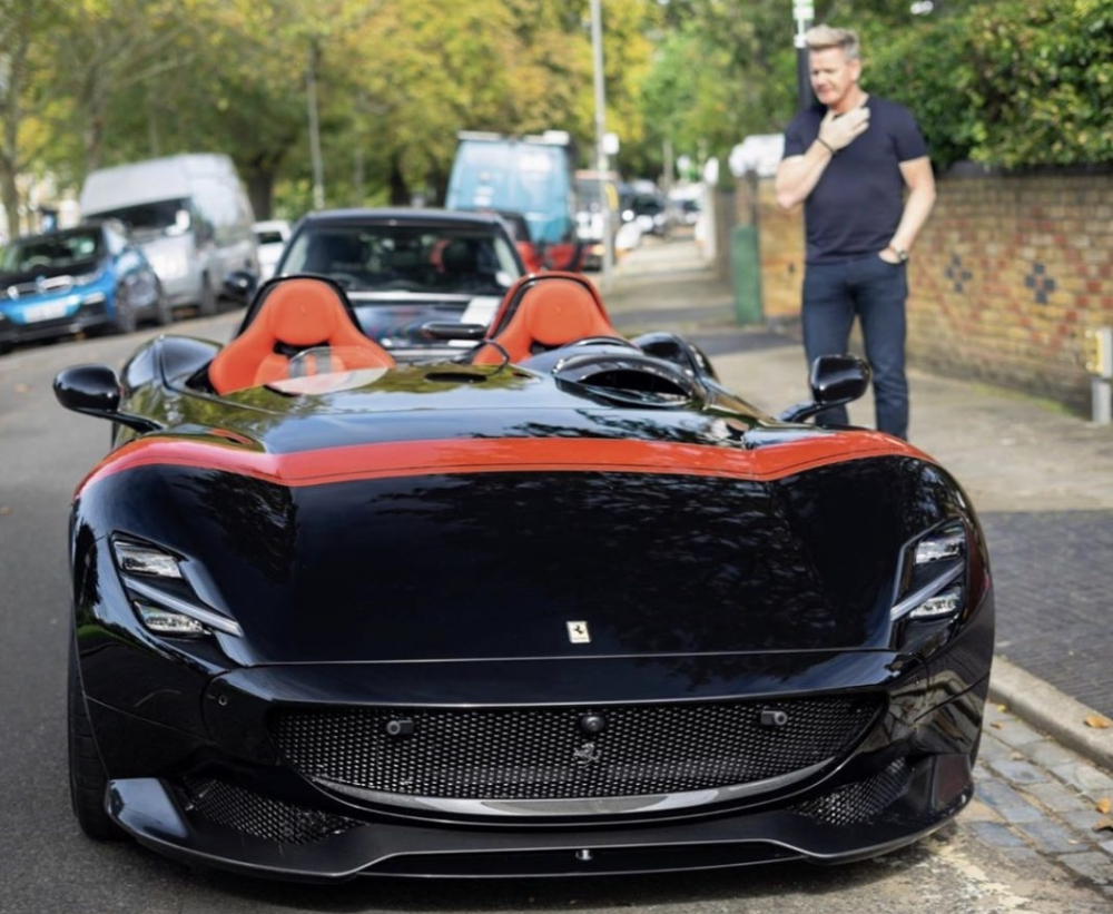 Vua đầu bếp Gordon Ramsay đứng bên hông siêu xe Ferrari Monza SP2
