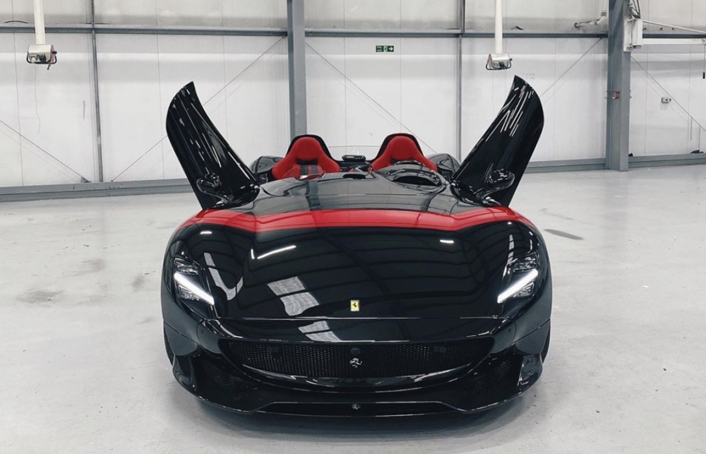 Ferrari Monza SP2 của vua đầu bếp Gordon Ramsay sở hữu kiểu cửa cắt kéo