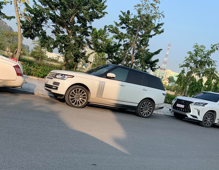 Range Rover Autobiography đời cũ và phía sau là Lexus LX570 Super Sport
