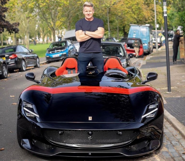 Và nhanh chóng tạo dáng cực ngầu bên cạnh siêu xe Ferrari Monza SP2 mới nhận bàn giao