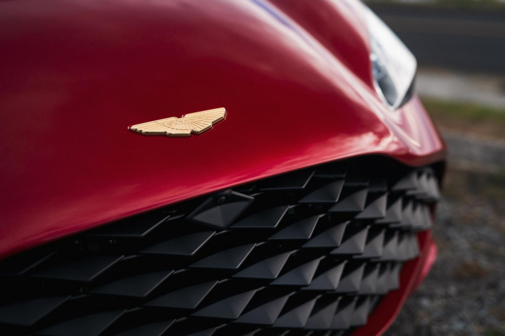 Logo bằng vàng 18 carat trên DBS GT Zagato