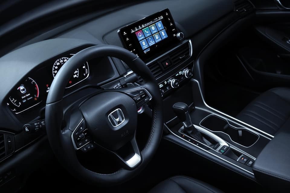 Nội thất của Honda Accord 2019 có nhiều điểm mới hấp dẫn hơn nhưng kém một chút so với Toyota Camry