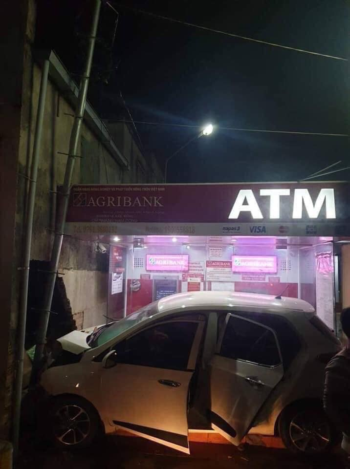 Một bức tường của cây ATM bị đâm thủng Một bức tường của cây ATM bị đâm thủng
