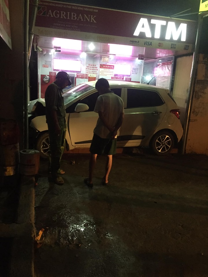 Phần đầu xe của chiếc ô tô Hyundai Grand i10 bị vỡ nát Phần đầu xe của chiếc ô tô Hyundai Grand i10 bị vỡ nát