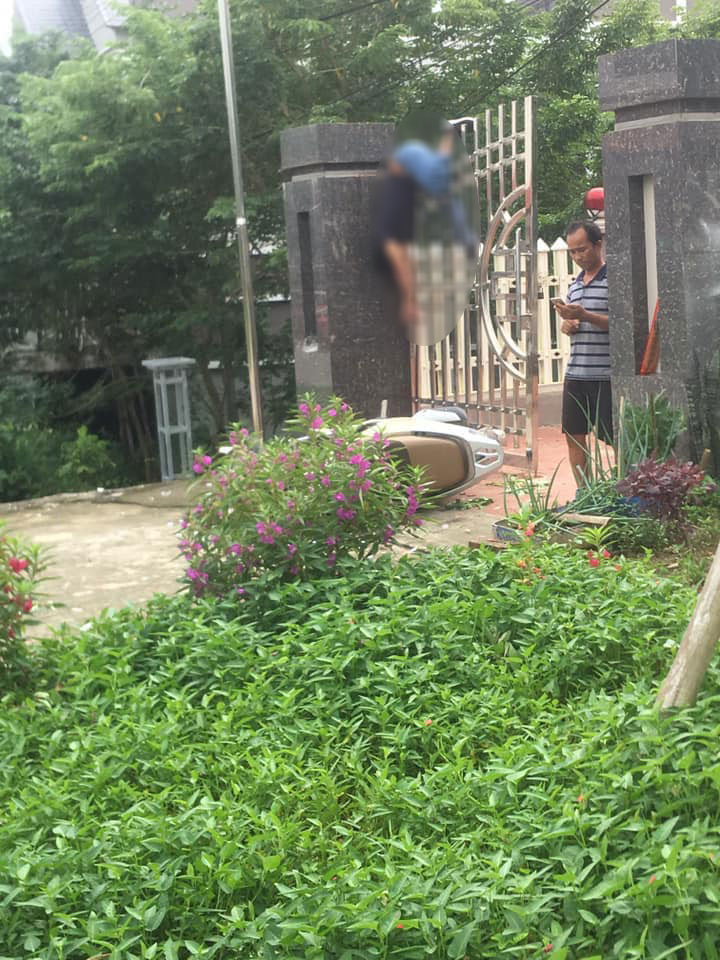 Người đàn ông đi xe máy bị hất văng lên cổng và tử vong tại chỗ