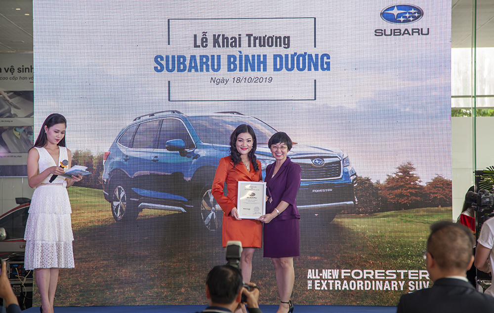Bà Lê Thanh Hải - Tổng giám đốc MIV - có mặt tại buổi kahi trương showroom Subaru tại Bình Dương.