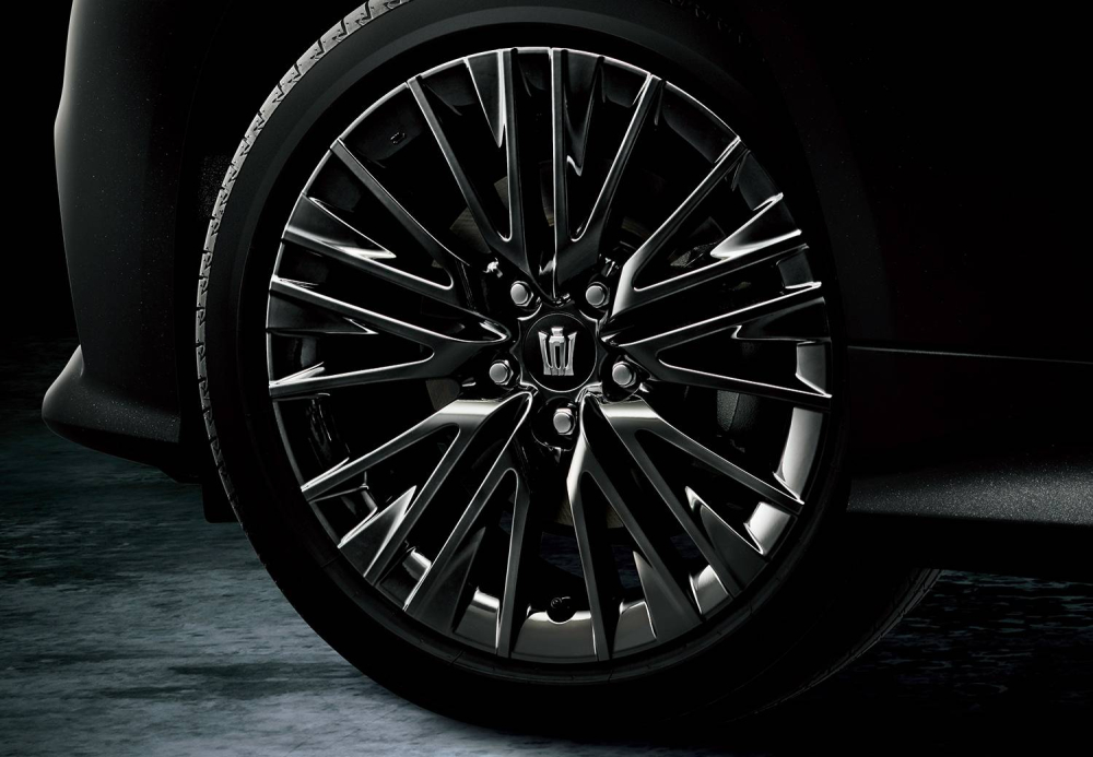 Cận cảnh bộ vành đa chấu có đường kính 18 inch của Toyota Crown Sport Style Cận cảnh bộ vành đa chấu có đường kính 18 inch của Toyota Crown Sport Style