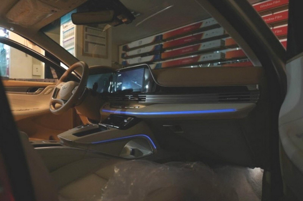Hyundai Grandeur 2020 được trang bị m&agrave;n h&igrave;nh trung t&acirc;m nối liền với bảng đồng hồ