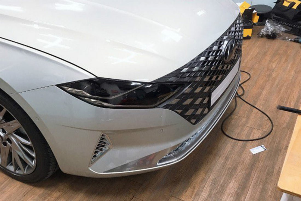 Đầu xe của mẫu sedan cỡ trung cao cấp n&agrave;y được thiết kế sắc sảo, g&oacute;c cạnh hơn