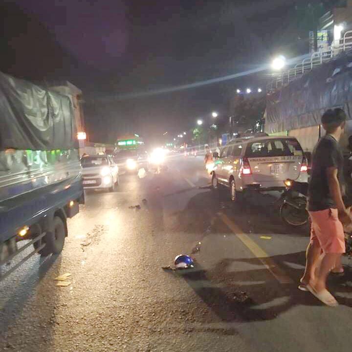 Mũ bảo hiểm của c&aacute;c nạn nh&acirc;n văng khắp nơi