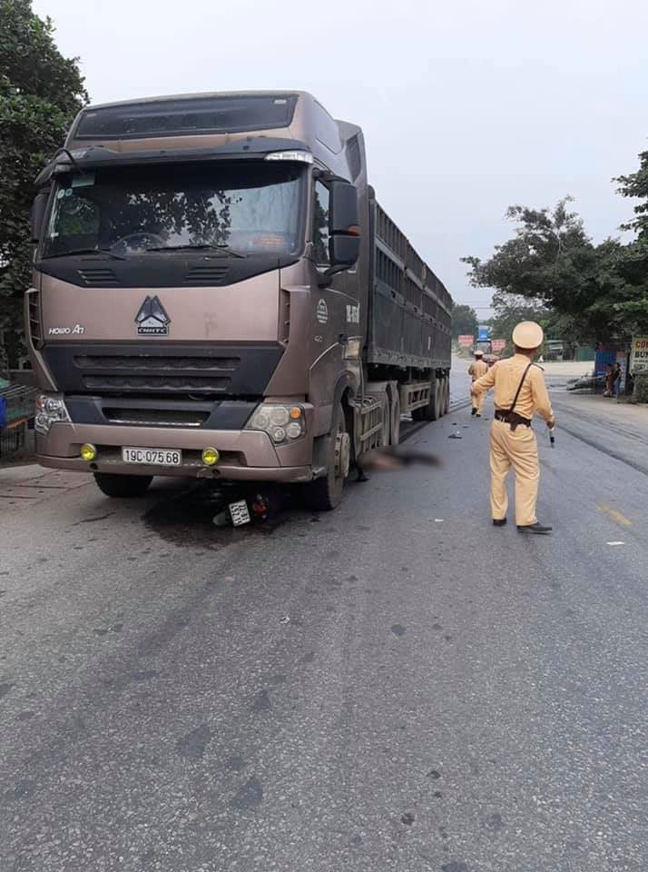 Lực lượng chức năng điều tiết giao thông tại hiện trường vụ tai nạn