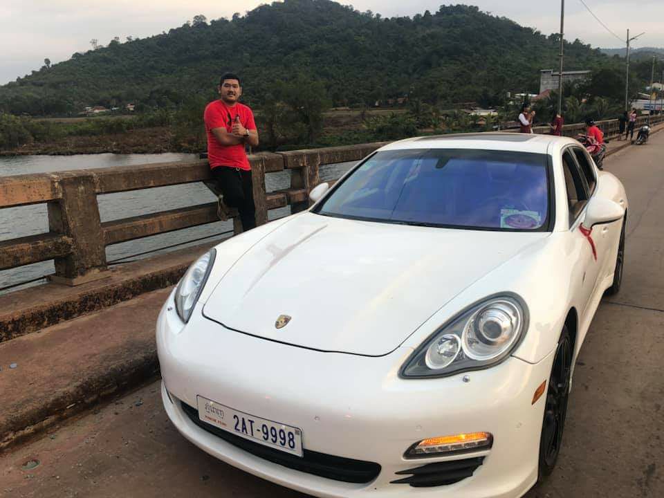 Còn đây là hình ảnh chiếc xe xanh Porsche Panamera S Hybrid lúc chưa gặp nạn