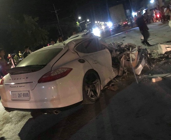 Hơn nửa thân xe của chiếc Porsche Panamera S Hybrid bị phá huỷ hoàn toàn