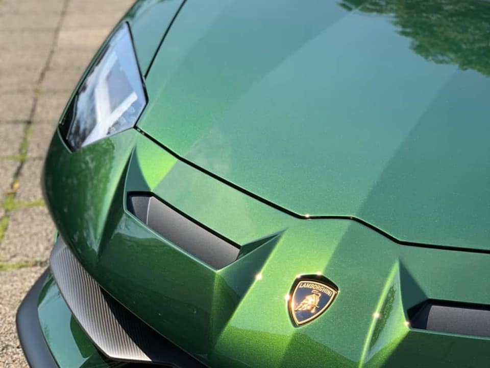 Cận cảnh màu sơn xanh lá ánh kim có tên gọi Verde Ermes trên Lamborghini Aventador SVJ Cận cảnh màu sơn xanh lá ánh kim có tên gọi Verde Ermes trên Lamborghini Aventador SVJ