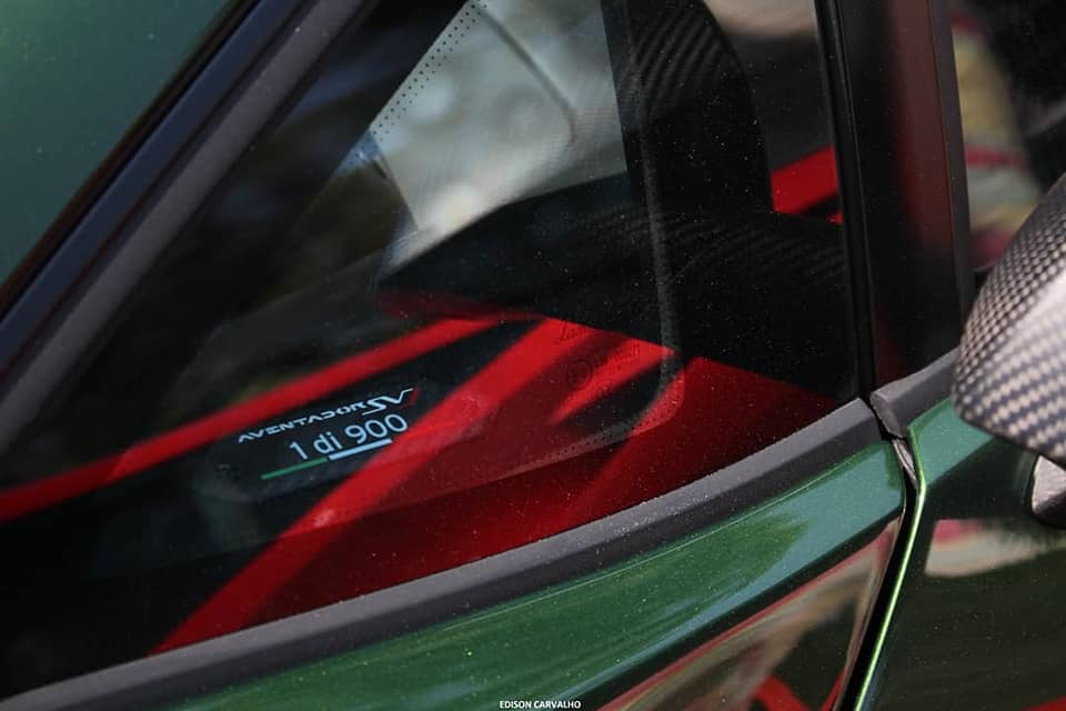 Logo 1di900 trên cửa kính của siêu xe Lamborghini Aventador SVJ Logo 1di900 trên cửa kính của siêu xe Lamborghini Aventador SVJ
