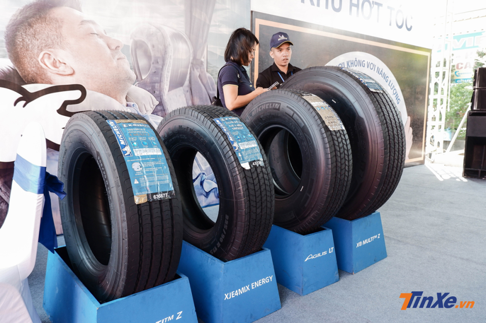 Với những bác tài quan tâm đến lốp xe, sự kiện có khu vực của Michelin với đội ngũ tư vấn về những loại lốp có công năng và tuổi thọ khác nhau tùy theo giá thành