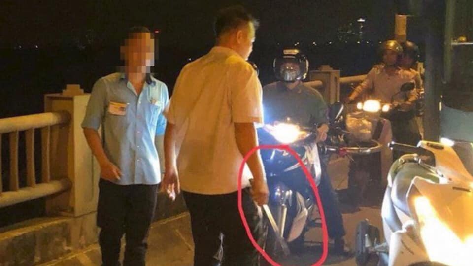 Lái xe và phụ xe cầm hung khí hành hung người điều khiển xe máy trên cầu Vĩnh Tuy