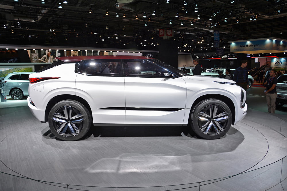 Thiết kế sườn xe với n&oacute;c thấp của Mitsubishi Ground Tourer