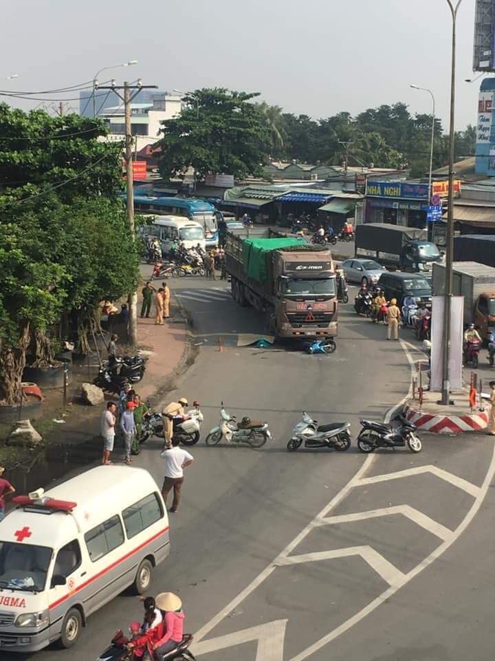 Lực lượng chức năng phong tỏa hiện trường vụ tai nạn
