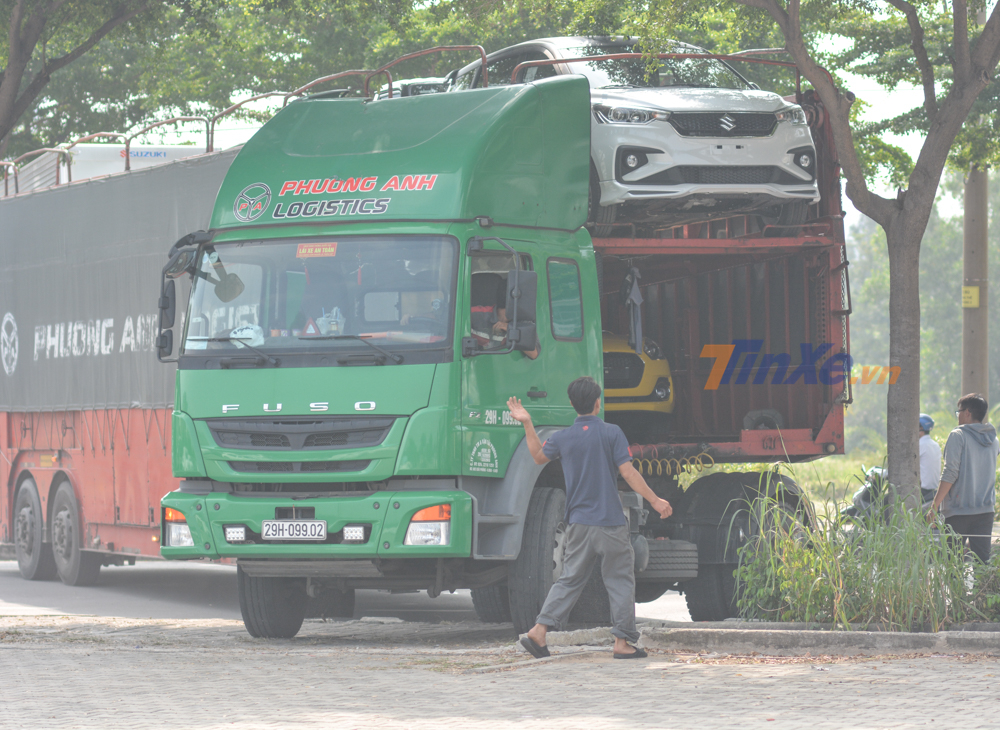 Xe chuyên dụng chở đoàn xe Suzuki đến triển lãm VMS 2019