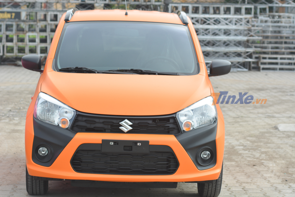 Còn chiếc Suzuki Celerio cam nhám có thêm các chi tiết sơn đen nhám hoặc giả carbon nhám