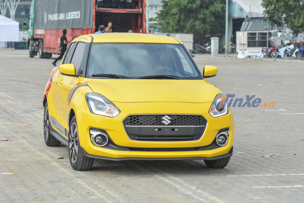 Suzuki Swift khoác áo vàng nổi bật