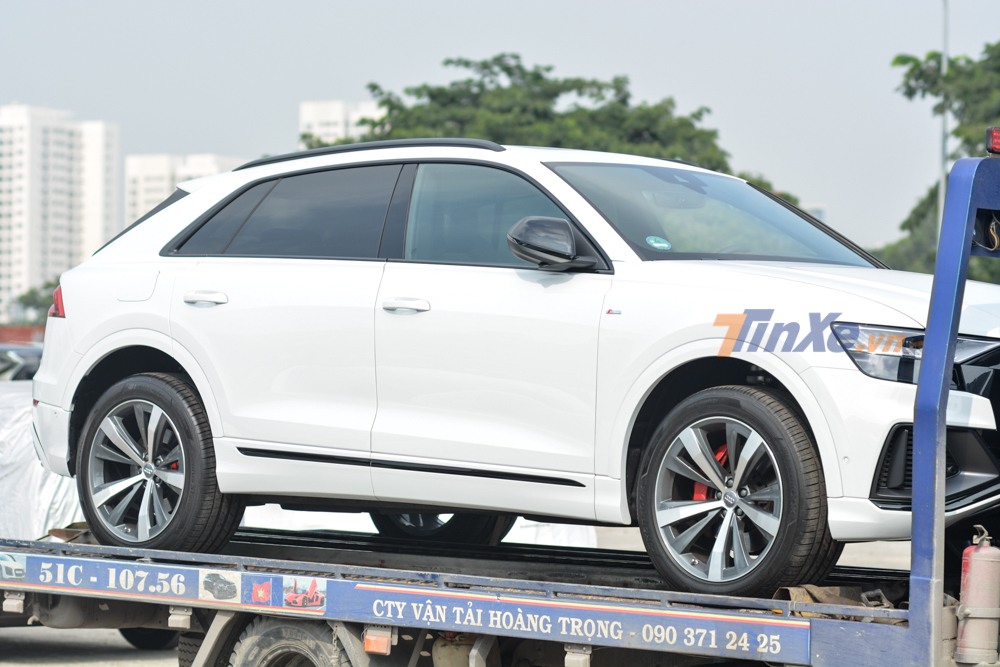Audi Q8 nằm tr&ecirc;n xe chuy&ecirc;n dụng
