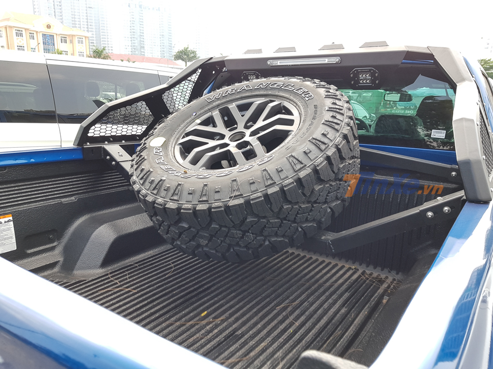 Đằng sau xe b&aacute;n tải Ford Ranger Raptor độ Hamer xuất hiện th&ecirc;m gi&aacute; chằng đồ để chứa b&aacute;nh xe dự ph&ograve;ng cho xe