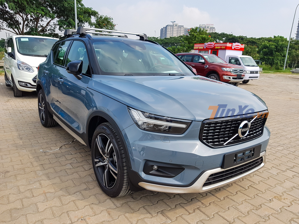 Chiếc SUV hạng sang Volvo XC40 2020 ch&iacute;nh h&atilde;ng đầu ti&ecirc;n về Việt Nam c&oacute; ngoại thất sơn m&agrave;u x&aacute;m Osmium Grey