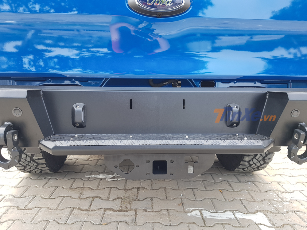 Cản va sau của xe b&aacute;n tải Ford Ranger Raptor độ Hamer cũng được thiết kế lại