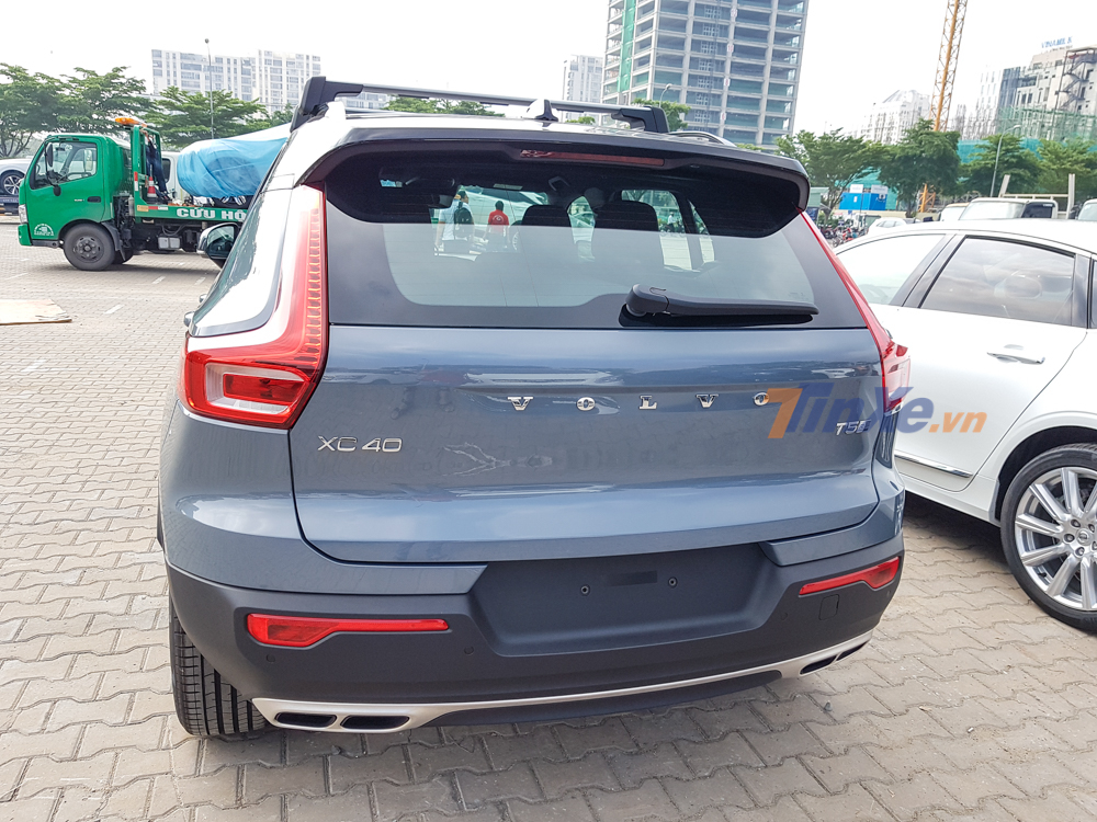 SUV hạng sang Volvo XC40 2020 ch&iacute;nh h&atilde;ng đầu ti&ecirc;n về Việt Nam thuộc phi&ecirc;n bản T5 với điểm nhấn l&agrave; được trang bị khung gầm Sport